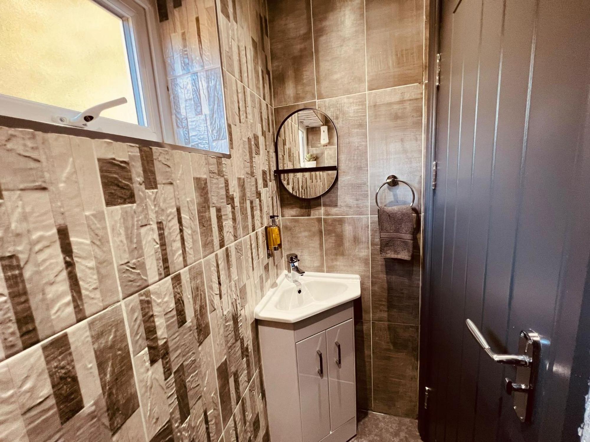 Modern Suites -5 Bedroom House- With Free Parking Birmingham City 외부 사진