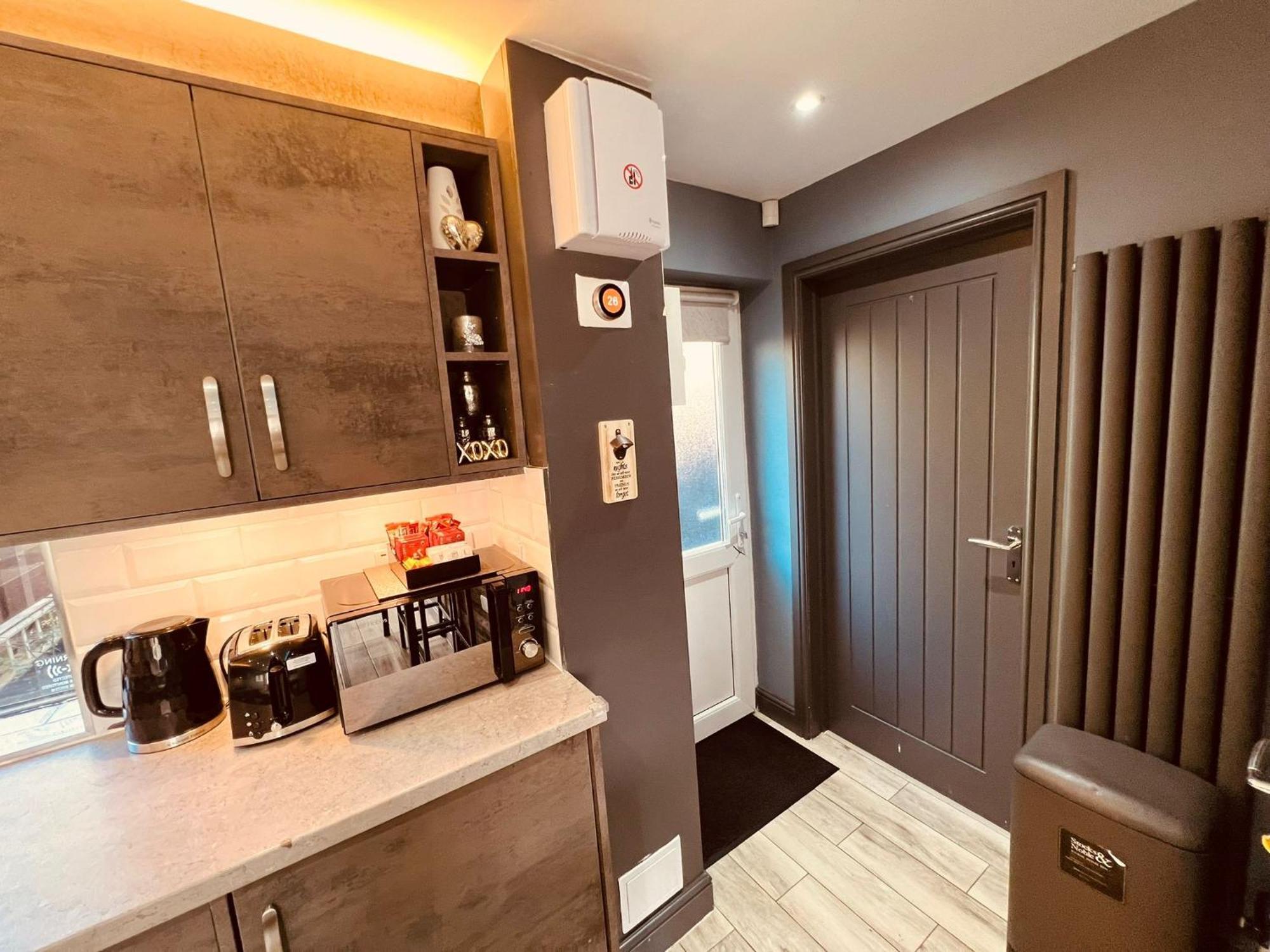 Modern Suites -5 Bedroom House- With Free Parking Birmingham City 외부 사진