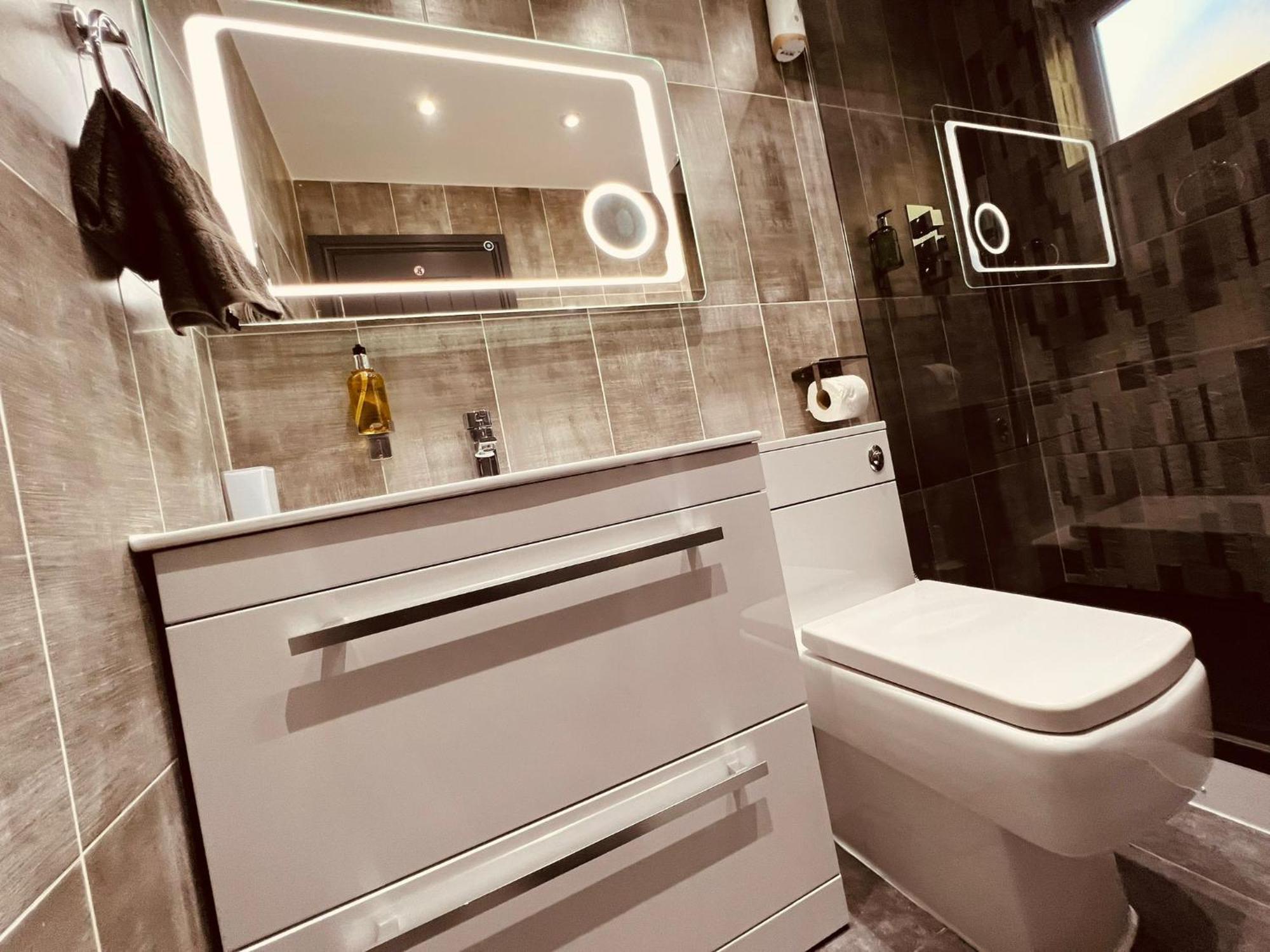Modern Suites -5 Bedroom House- With Free Parking Birmingham City 외부 사진