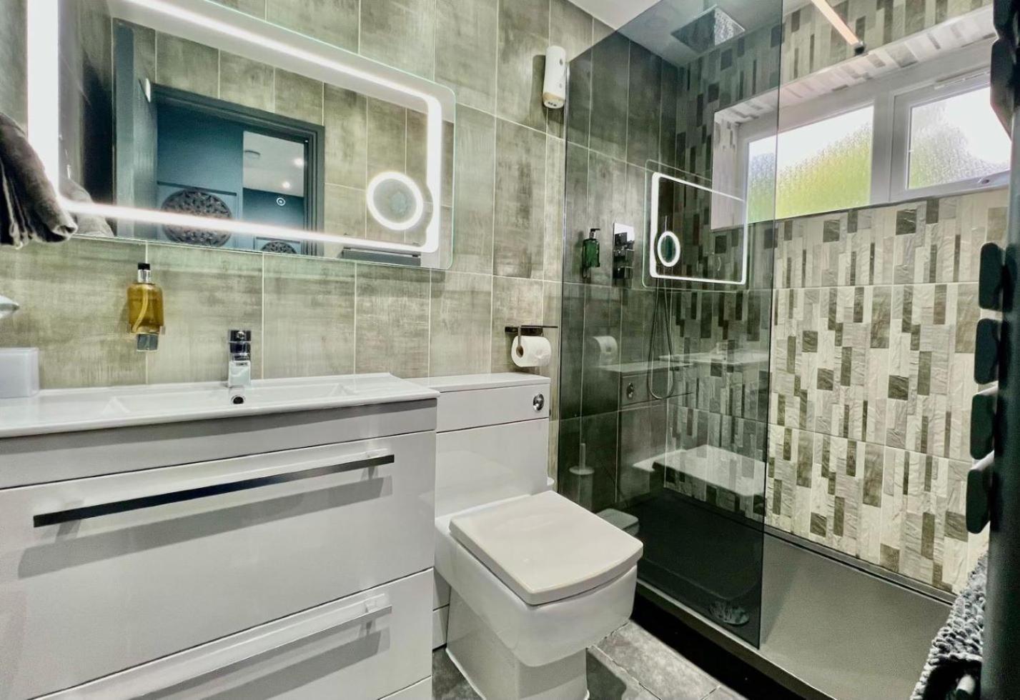 Modern Suites -5 Bedroom House- With Free Parking Birmingham City 외부 사진